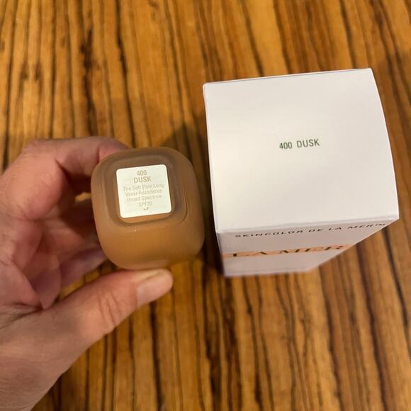 La Mer The Soft Fluid Long Wear Foundation Shade 400 Dusk 1 oz. 30 ml - Picture 5 of 5